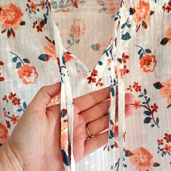 NWOT Solitaire embroidered floral top size Large - Picture 1 of 5